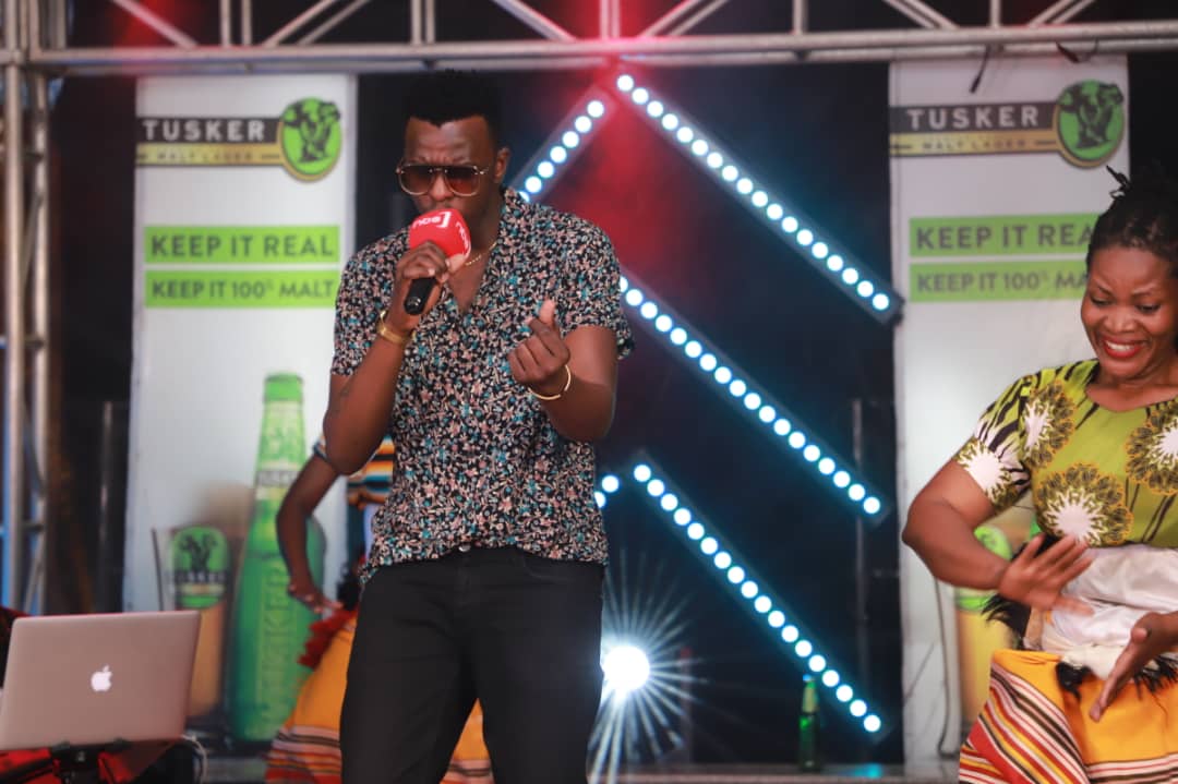 FreeboyUg's tweet photo. Great audience, great show. I hope y'all enjoyed my performance
#TouchMeSlow still trending .
Shout outs to everyone loving and supporting @FreeboyUg
#NBSKatchUp https://t.co/Vvg6XEGKa2