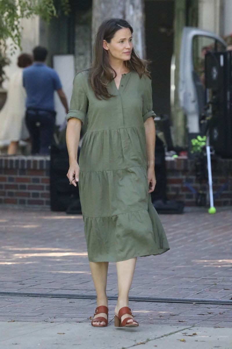 hjul bundt Æble About Her on Twitter: "Street style: Jennifer Garner was looking fresh in  her green midi-dress and brown sandals. https://t.co/rICa1DwwfV" / Twitter