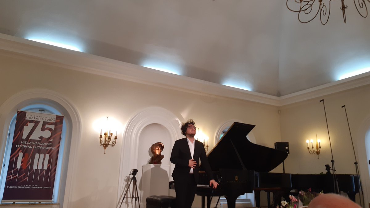 ececuda's tweet photo. Brawurowy włos i brawurowe wykonanie. Jakub Kuszlik na 75. Międzynarodowym Festiwalu Chopinowskim w Dusznikach #chopin #duszniki https://t.co/QIMDidJQms