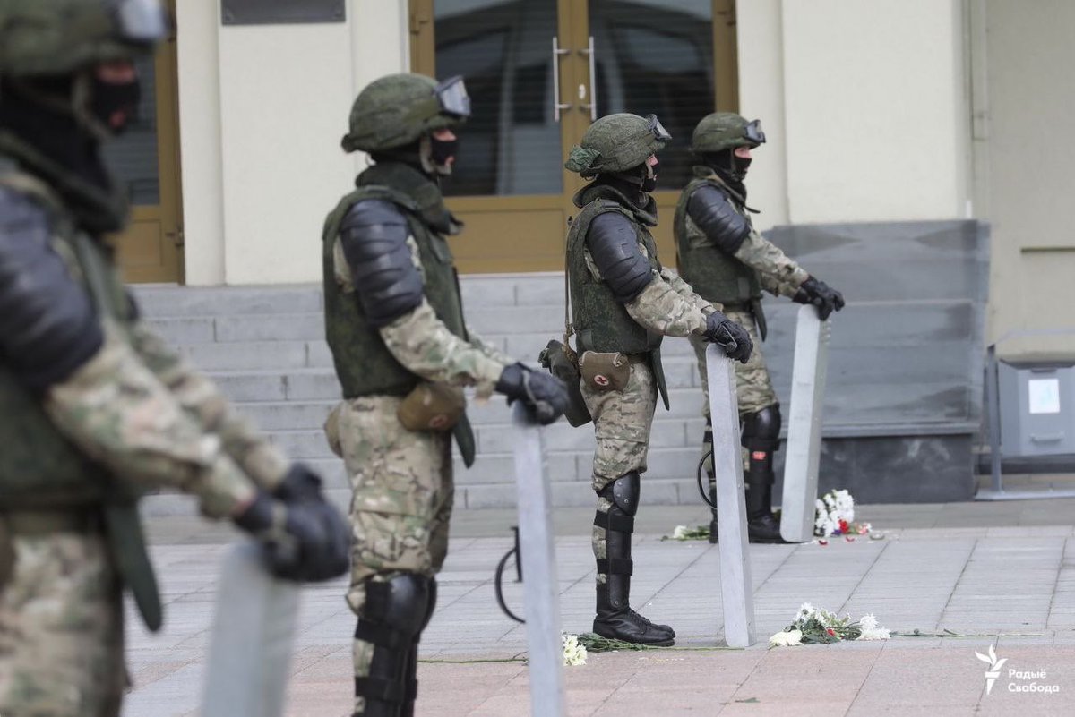 Tandis que les policiers devant les journalistes baissent leurs boucliers, le régime amène des convois policiers et militaires autour et « quelqu’un » a disposé des pierres dans les entrées de métro pour « faciliter » une escalade violente entre policiers & manifestants