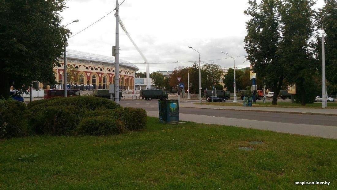 Tandis que les policiers devant les journalistes baissent leurs boucliers, le régime amène des convois policiers et militaires autour et « quelqu’un » a disposé des pierres dans les entrées de métro pour « faciliter » une escalade violente entre policiers & manifestants