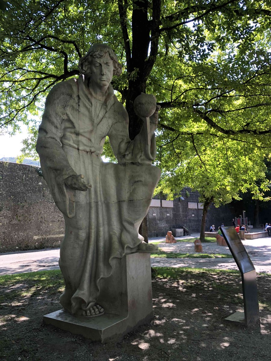 50 km Richtung Osten, in  #Salzburg, stehen auch noch Skulpturen von Thorak. Hier das Kopernikus-Denkmal, das eigentlich im von NS-Deutschland annektierten Teil Polens aufgestellt werden sollte.