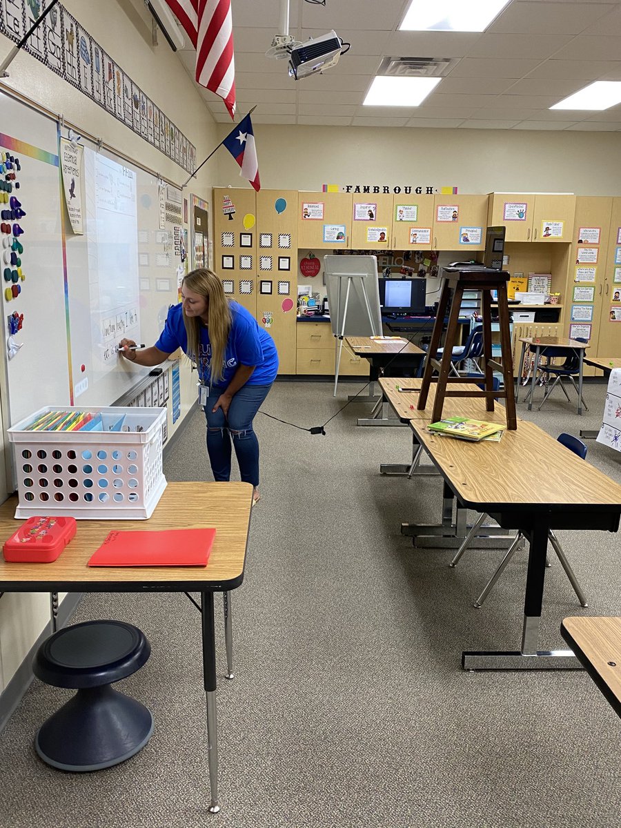 Huffman1stGrade's tweet image. Ingenuity in first grade! Ms. Fambrough recording her writing lesson for next week #HuffmanPYP #pisdpoweredbylearning