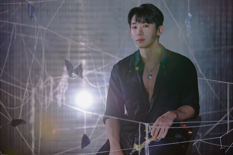 RollingStone's tweet photo. K-Pop star Wonho officially launches his solo career with the tender ballad “Losing You” https://t.co/zJRopCLK2h https://t.co/aQt4ydpqYf