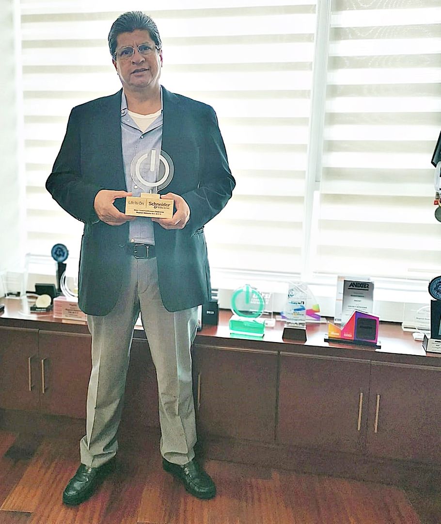 MagnetTelecomm's tweet photo. En #MagnetMex nos sentimos congratulados tras recibir el premio "Mejor Canal EcoStruxure Data Center", de nuestro partner @SchneiderMX. Estamos convencidos de que seguiremos trabajando juntos de forma excelsa, con el fin de llevar las mejores soluciones a nuestros clientes. https://t.co/7petTk1YOR
