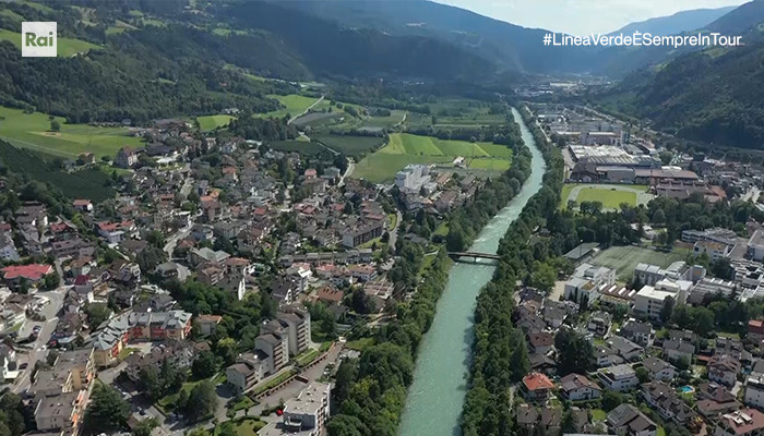 RaiUno's tweet photo. 🌿 #LineaVerdeÈSempreInTour vi porta in Alto Adige!
Con #FedericoQuaranta, @GiuliaCapocchi e #PepponeCalabrese dalle 17.25 su #Rai1 e @RaiPlay
A seguire il documentario #IlFolleDiDio con #AngeloMellone per scoprire le bellezze naturalistiche e artistiche dell’Italia centrale. https://t.co/N28it5iarj