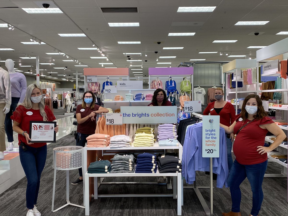 So excited to celebrate our #TGTintern Rylee today! Congratulations on graduating from your summer internship at T731! Thank you for a great summer and your impact on the team and business!! So glad to have you here in D133! <a href="/AshleyRMiller22/">Ashley Miller</a> @DeenaTarget <a href="/allisonguljas/">Allison Guljas</a>