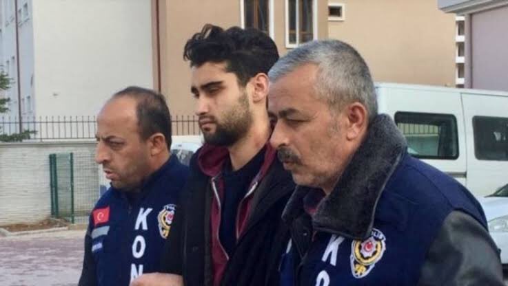 ekonometrilerce's tweet photo. Soldaki Kadir Şeker bir kadına yardım ettiği için cezaevinde o yüzden başı eğik değil, sağdaki ise alkollüyken hamile olan Zeynep’e çarpıp öldürdüğü halde serbest kalıp, evinin balkonundan düşen Duygu’nun şüpheli ölümünden sorumlu başı eğik katil Mehmet Kaplan! #duyguicinadalet https://t.co/LrXowTei1k