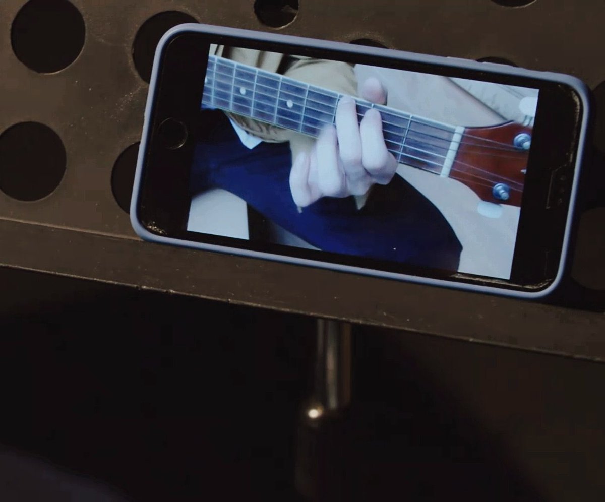 mcleeeyn's tweet photo. tine recorded a video of sarawat playing the guitar because he really wants to learn and prove to all of us that he can be a perfect partner for wat and wat just being jealous of himself because of what he heard okay “best couple” 👏🏼

 #ยังคั่นกูEP1 #STILL2GETHER #ไบร์ทวิน https://t.co/KGpN17SBS5