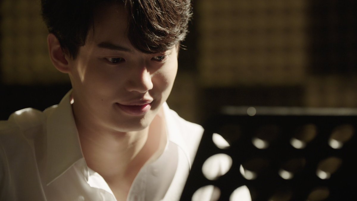 mcleeeyn's tweet photo. tine recorded a video of sarawat playing the guitar because he really wants to learn and prove to all of us that he can be a perfect partner for wat and wat just being jealous of himself because of what he heard okay “best couple” 👏🏼

 #ยังคั่นกูEP1 #STILL2GETHER #ไบร์ทวิน https://t.co/KGpN17SBS5