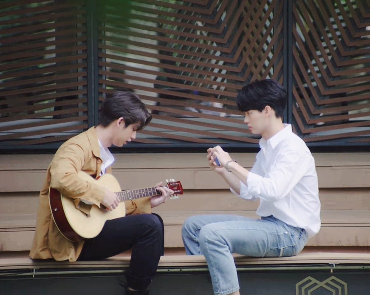 mcleeeyn's tweet photo. tine recorded a video of sarawat playing the guitar because he really wants to learn and prove to all of us that he can be a perfect partner for wat and wat just being jealous of himself because of what he heard okay “best couple” 👏🏼

 #ยังคั่นกูEP1 #STILL2GETHER #ไบร์ทวิน https://t.co/KGpN17SBS5