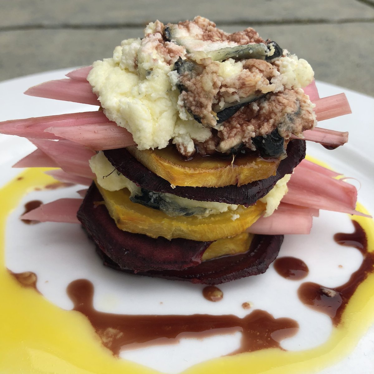 s_rhubarb's tweet photo. Rhubarb with notions๐
Breaking out of the sweet zone and into savoury servings of #rhubarb
@Ionafarm12 roasted beetroot
@StTolaCheese
@CuanGreene your fermented @s_rhubarb
#notacrumble
#notacake https://t.co/v0ar5ziMYp