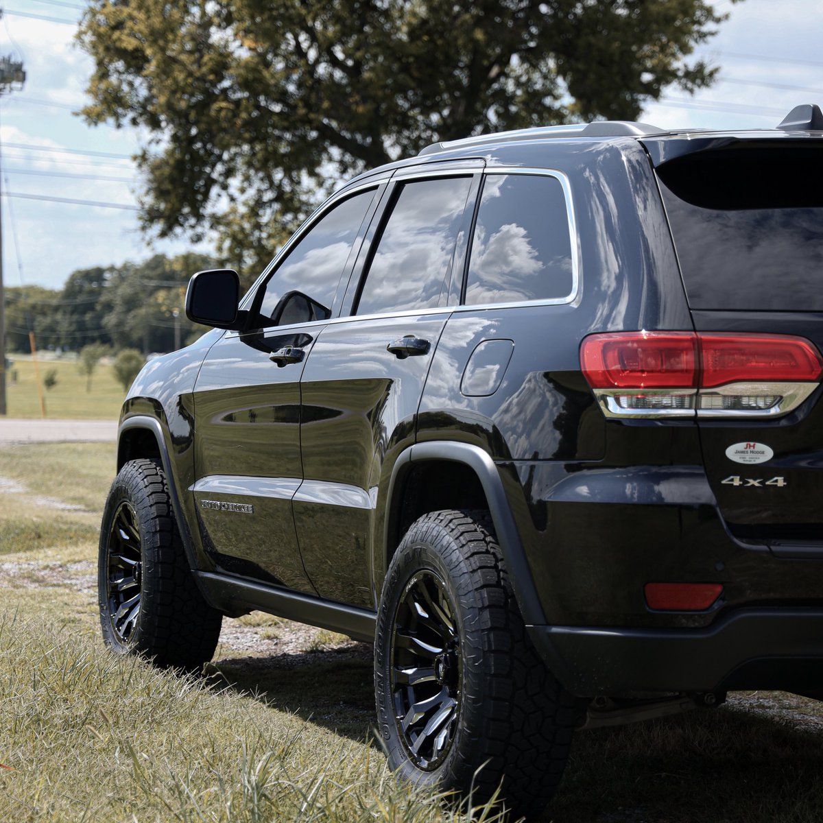 IntegrityCustom's tweet photo. GUYS, are you even a good boyfriend/ husband if you don't bring your girls car to #integritycustoms ???

Check out this 2017 Jeep Grand Cherokee raised up on a 3in lift with 18" Fuel and 32" Toyos ! https://t.co/yLGYA3prYh