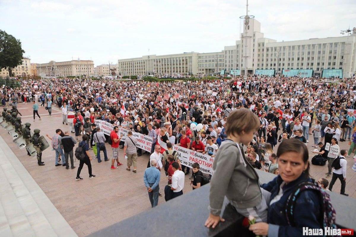  #Belarus la situation à Minsk alors qu’internet a été rétabli autour de la place de l’indépendance.Des forces de police toujoursé tenue lourde face à une foule toujours pacifique. #BelarusProtest