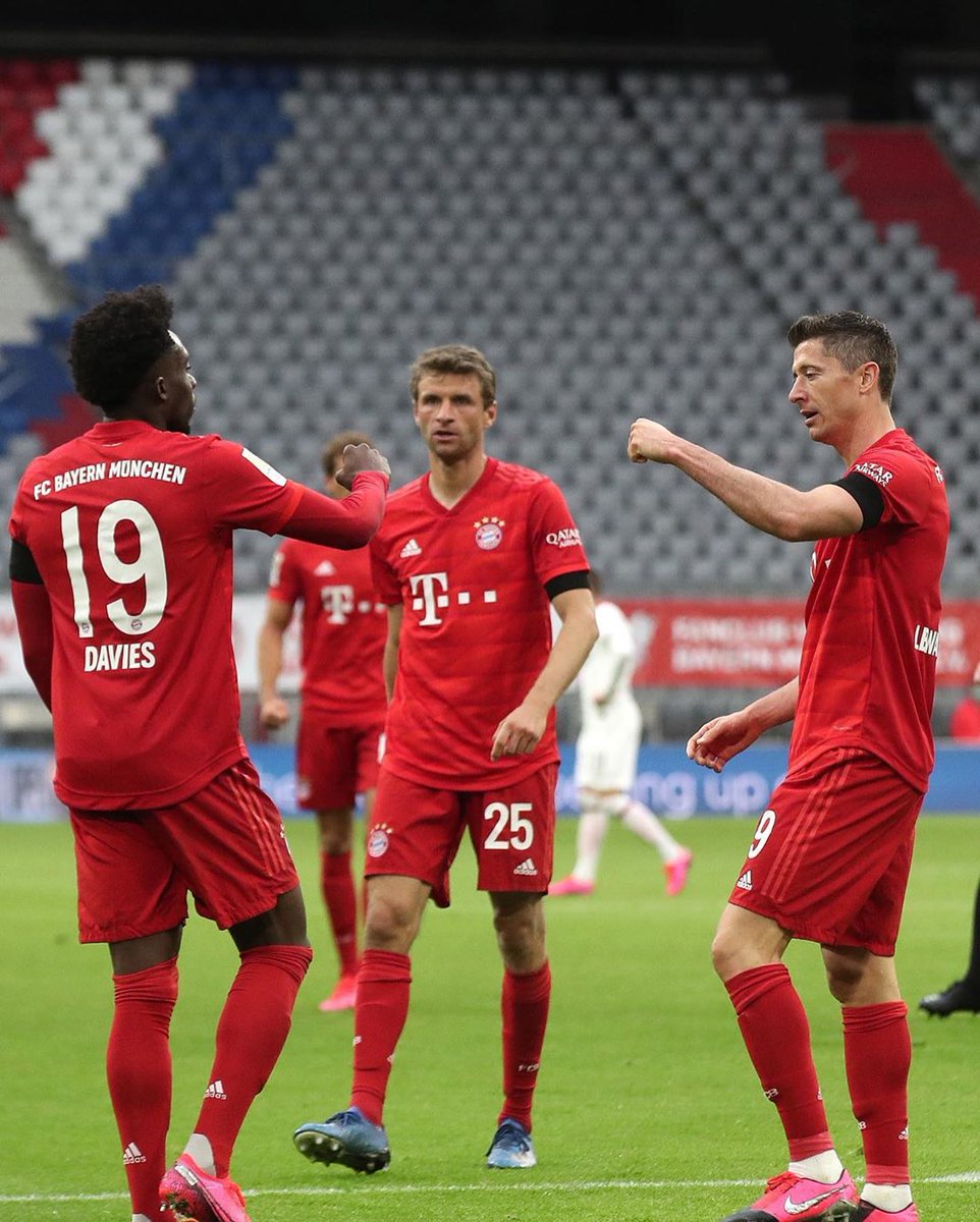 panditfootball's tweet photo. Empat pertemuan terakhir:

Bayern München 3-2 Barcelona (12 Mei 2015)
Barcelona 3-0 Bayern München (6 Mei 2015)
Barcelona 0-3 Bayern München (1 Mei 2013)
Bayern München 4-0 Barcelona (23 April 2013)

Prediksi kalian hasil pertandingan dini hari nanti?

#UCL https://t.co/7tYZjgGoqc