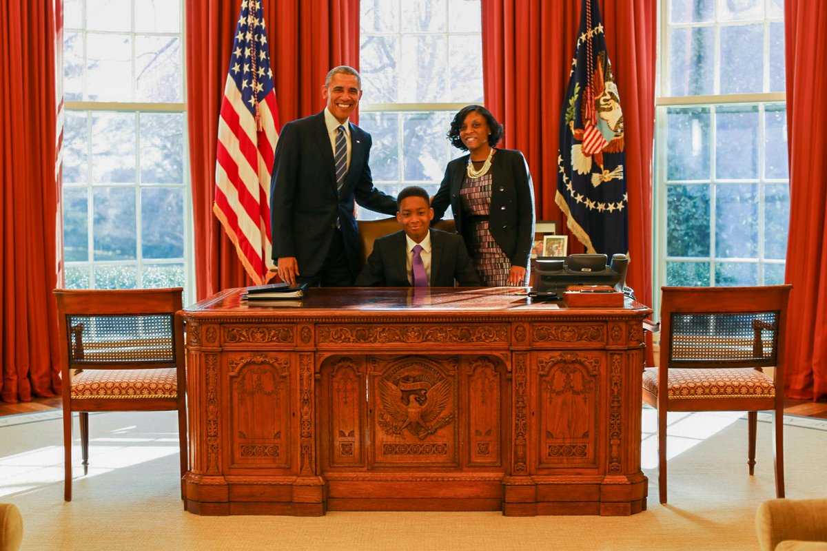 22/ Due to this photo, Brandon, Vidal (the boy), and Vidal's principal Lopez are invited by The White House to meet President Obama. Stanton raises $1.4mm through a crowdfunding campaign to send students from Vidal's school to visit Harvard University.