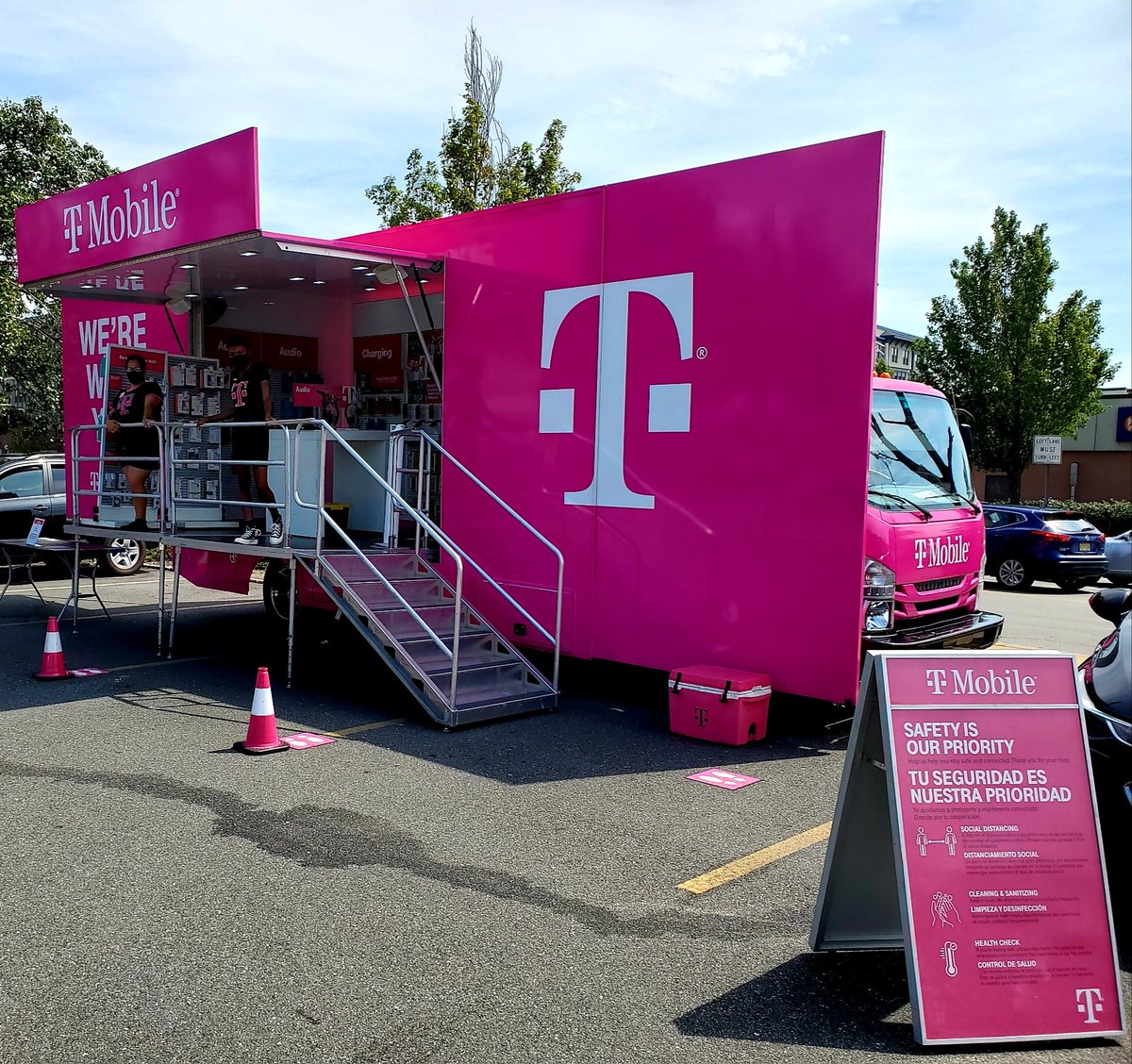 TMobileTruckNJC's tweet photo. Hey East Orange! Were on Main street today! Pass by and say hello! 👋 #BeMagenta #AreYouWithUs #TMobileTruckNJC #WeAreWithYou #NERocks #Magenta #TMobile #BeMagenta #SeriousFun https://t.co/V6Mdj4UpzW
