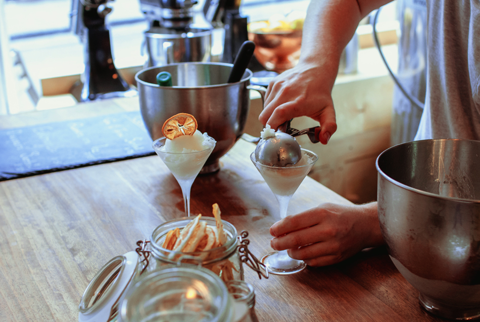 BrozenBar's tweet photo. One scoop, one garnish https://t.co/5cImngoF7m