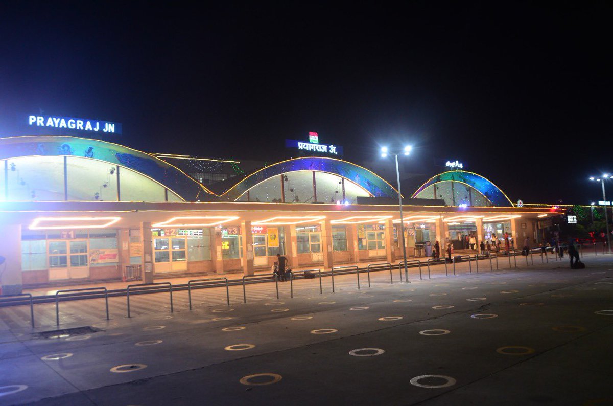 RailMinIndia's tweet photo. प्रयागराज स्टेशन की खूबसूरती यात्रियों का मन मोह रही है! https://t.co/MdqxYcBjqF