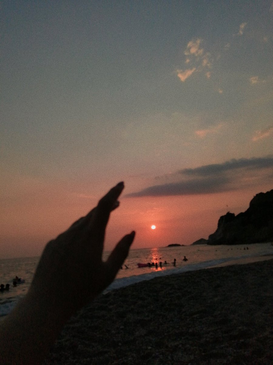 Mavi gök, hoş ve temiz, kumsalda yalnızca biz
Biraz müzik, biraz şiir, biraz deniz #tb