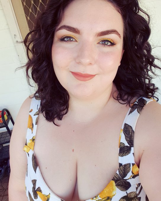 Have a cute selfie 😘 My favourite colour is yellow 😁😁 https://t.co/TpAj9FgKRk