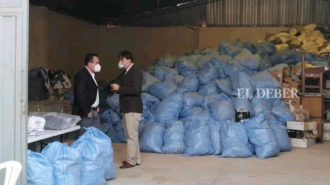 RKMNoticias's tweet photo. El procurador general del estado, José María Dalence presentó supuestas evidencias del Fraude electoral cometido en las elecciones de octubre de 2019. En el galpón de un inmueble ubicado en la calle Corumba en Santa Cruz se encontraron papeletas de sufragio.
Fotos: El Deber https://t.co/M9HrJxxDYH