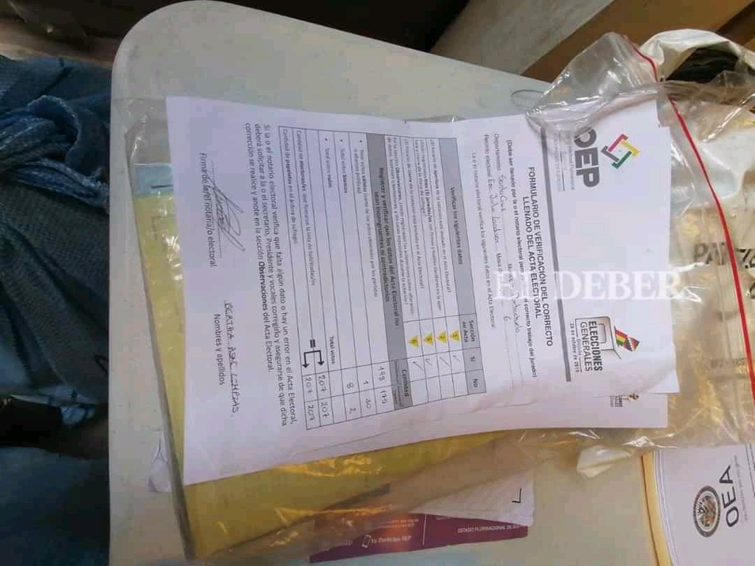 RKMNoticias's tweet photo. El procurador general del estado, José María Dalence presentó supuestas evidencias del Fraude electoral cometido en las elecciones de octubre de 2019. En el galpón de un inmueble ubicado en la calle Corumba en Santa Cruz se encontraron papeletas de sufragio.
Fotos: El Deber https://t.co/M9HrJxxDYH