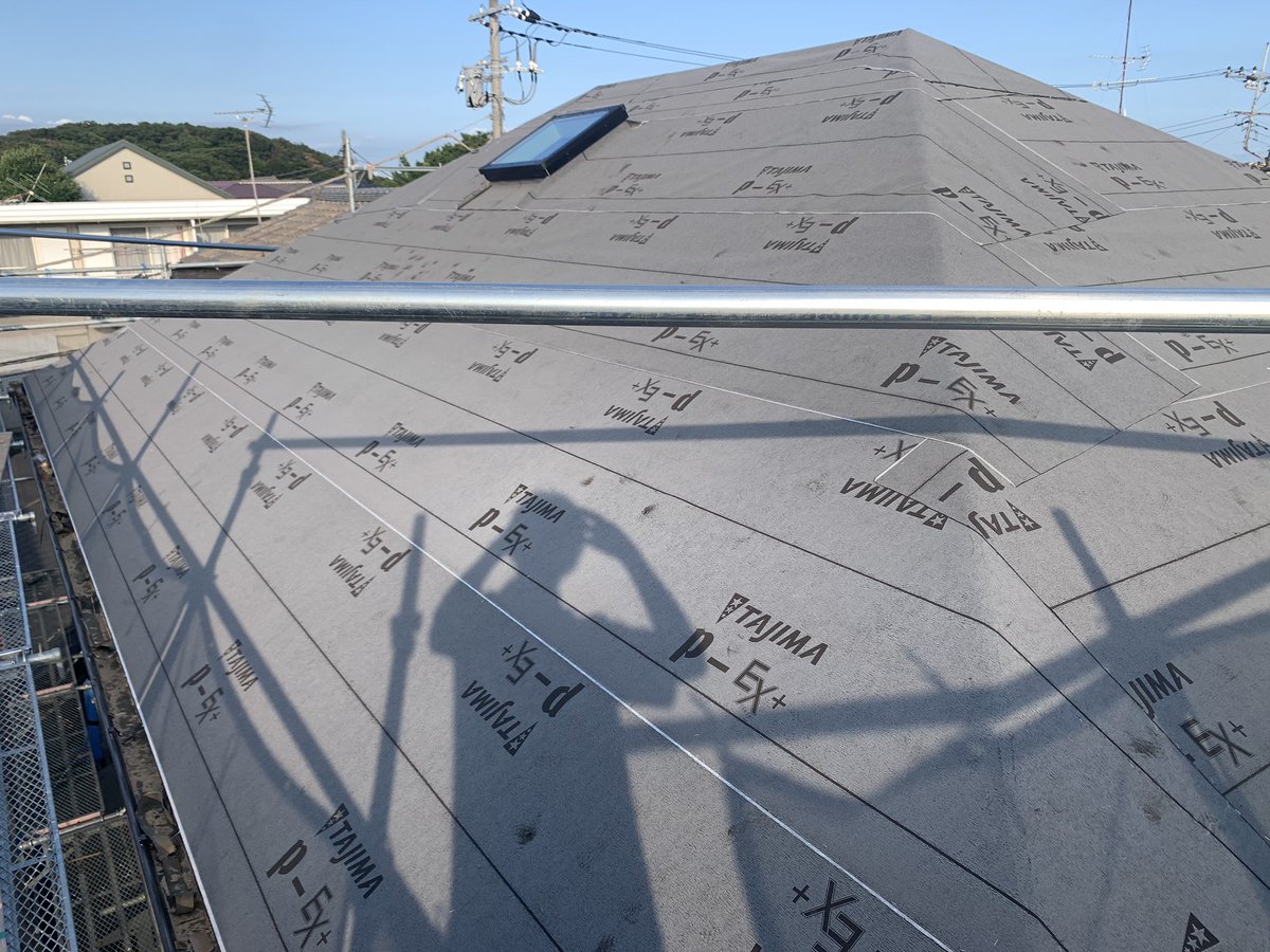 株式会社市川工務店 瓦降ろし 野地板上貼り 防水紙 ですが 野地板の写真を撮ってくれた職人さんが送り方わからないとの事で先に防水紙の写真です ゴムアスファルト防水紙です 瓦降ろし 野地板上貼り ゴムアスルーフィング ガルバリウム鋼板