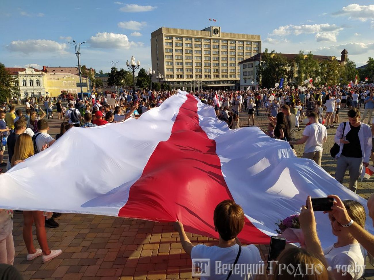 Митинг Беларусь красно-белые флаги
