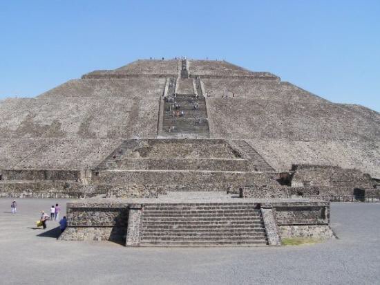 The head below is known as “El Negro”, there are 17 more just like it from Meso America. The 1st pyramid is the Great Pyramid of La Venta, the 1st in the Americas. The 2nd is the Pyramid of the Sun with a base identical to the Giza pyramid. Only 1 ppl knew how to build pyramids.