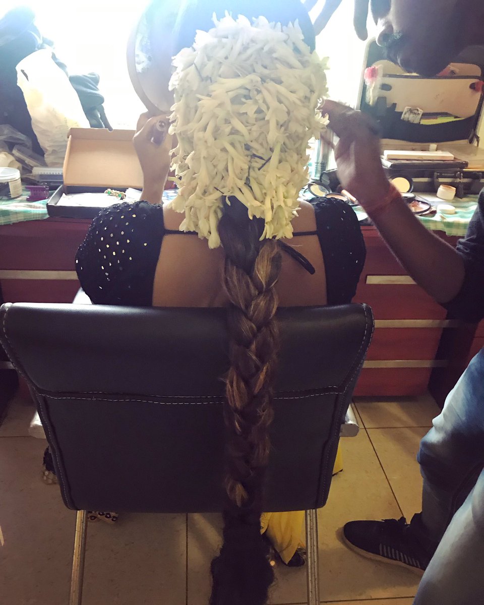 1Debjani's tweet photo. Always Love Gajra On My Hair 🌻 #Debjanideghuria #Debjani https://t.co/uEwMqsFsfV