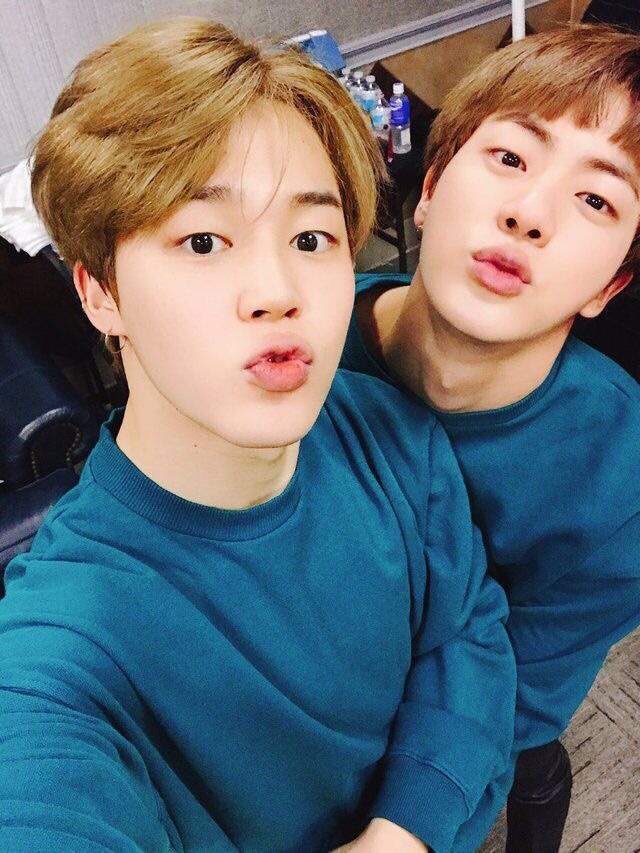 BunnyBae97's tweet photo. So I've been seeing a lot of ARMYs being confused abt the real story behind this photo of Jin and Jimin so I collected some "receipts" to enlighten everyone.

(A thread) https://t.co/pgKsurpPQx