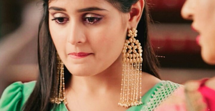 Mishti Agarwal Rajvansh who always thinks about othersbefore herselfAs Mishti is suffering from trauma then also She thinks about othersthe family,outsiders always blames her still she doesn't gives back to themThe Selfless Character #RheaSharma  #RheaAsMishti  #YRHPKHits300