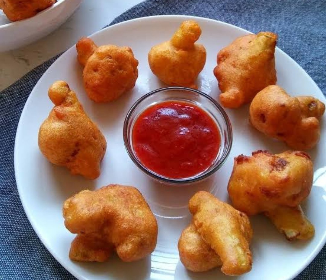 2n: Now I will describe each type in following tweets. 1 Pakoda: The Veggies used for Pakoda are cut in bigger size and dipped in a thick batter of Besan(Gram flour). Pakoda is usually made of Gobhi, Paneer etc which can be cut into large sizes.