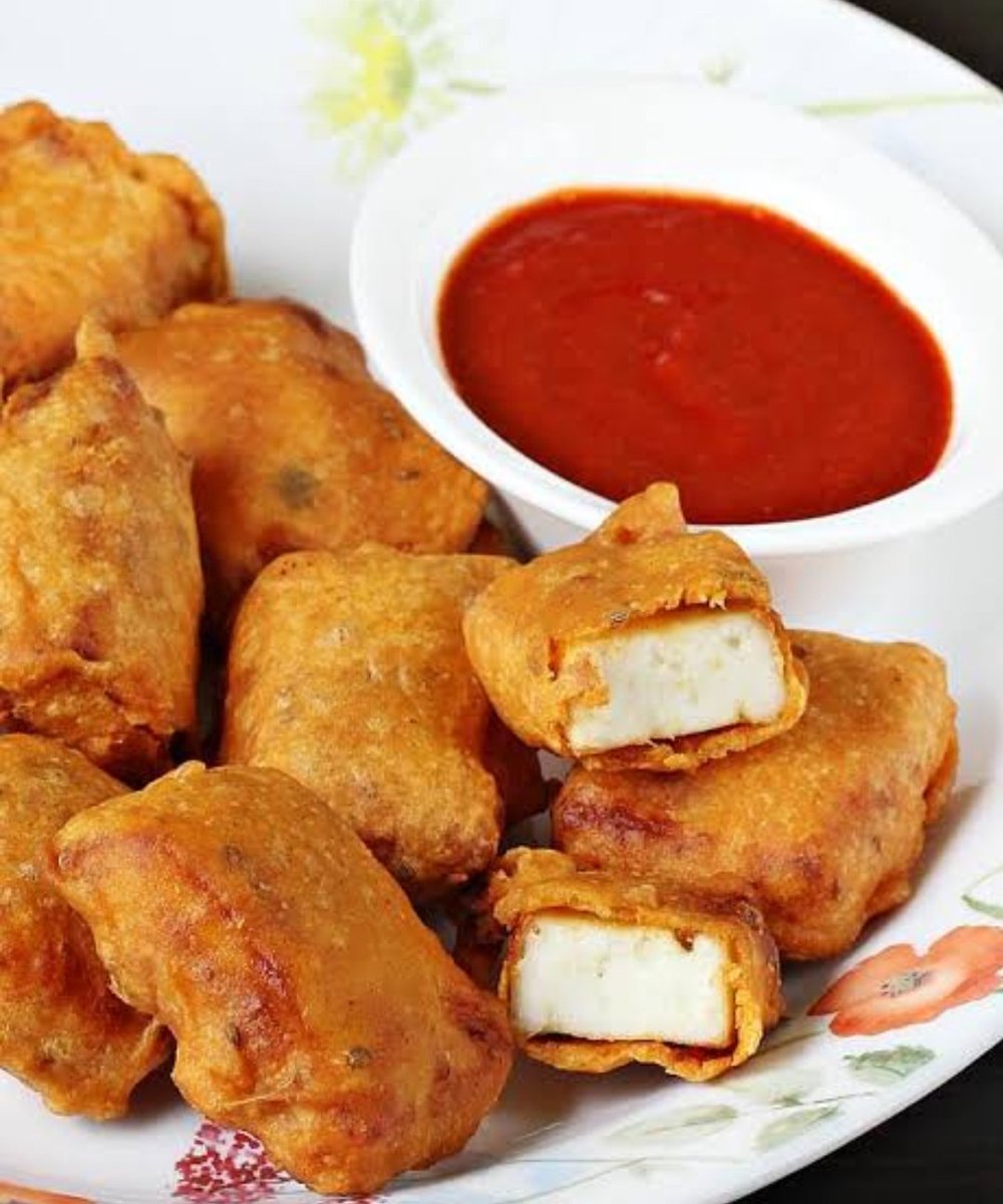 2n: Now I will describe each type in following tweets. 1 Pakoda: The Veggies used for Pakoda are cut in bigger size and dipped in a thick batter of Besan(Gram flour). Pakoda is usually made of Gobhi, Paneer etc which can be cut into large sizes.