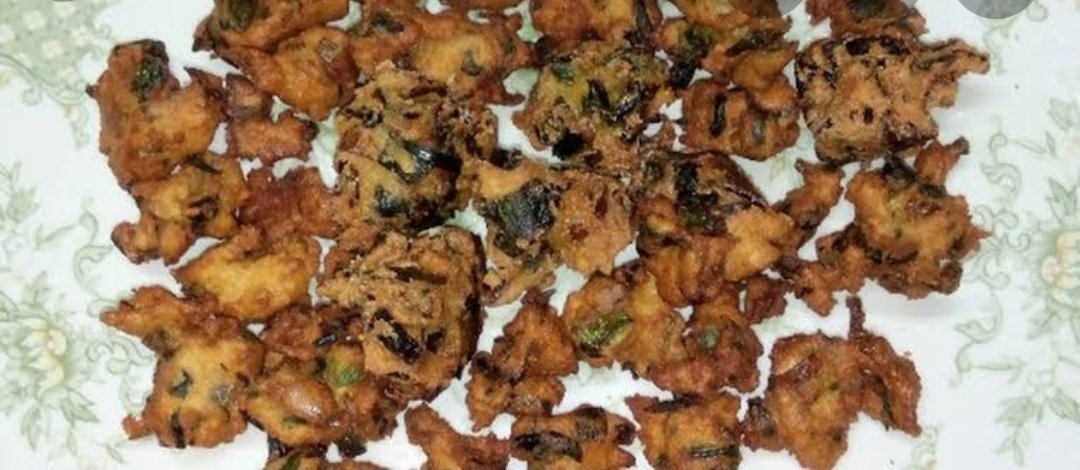 2: Pakodi: the veggies are cut in very small size. Usually pakodi is made with Palak leaves, spring onions, drumstick flowers, drumstick leaves all finely chopped, grated potatoes, grated brinjal etc. The finely chopped veggies are added to thick batter of Gramflour n fried.