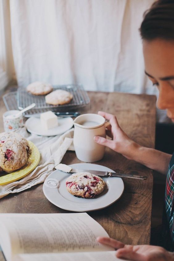 Buona domenica, lettori. Anche oggi siamo curiosi: cosa state leggendo?