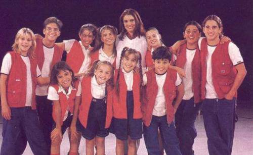 LaAgendaBA's tweet photo. 👧 Hace veinticinco años se estrenaba Chiquititas, la tira infantojuvenil de Cris Morena que cambiaría la televisión argentina.
🙌 Aventuras y desventuras de las chufas y los chufos.
✍️ Escribe: Pablo Méndez Shiff / @pableshiff
https://t.co/xGRCfsUmf4 https://t.co/xcug8iF4bg