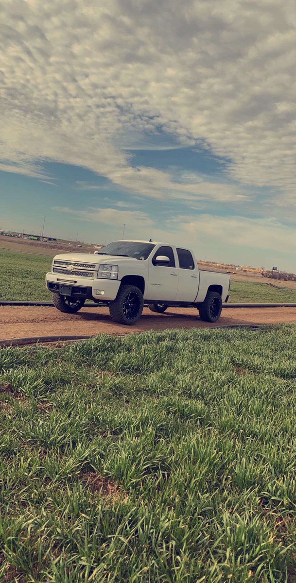 CreationzOk's tweet photo. Truck pic of the day goes out to @_kaden_thomas and his 2011 chevy silverado 5.3 https://t.co/gvCpPhtedo