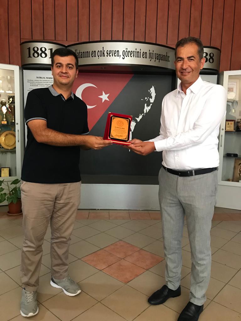 İlçe Millî Eğitim Müdürümüz Sayın Zekeriya ARTAR, Özel Büro'daki görevi il dışı tayin nedeniyle sona eren Ramazan MİDİL'e çalışmalarından dolayı teşekkür ederek yeni görevinde başarılar diledi. 

<a href="/istanbulilmem/">İstanbul İl Millî Eğitim Müdürlüğü</a> 
<a href="/memleventyazici/">Levent Yazıcı</a> 
<a href="/Ali_Partal/">Ali Partal</a> 
<a href="/ArtarZeki/">Zekeriya Artar</a>