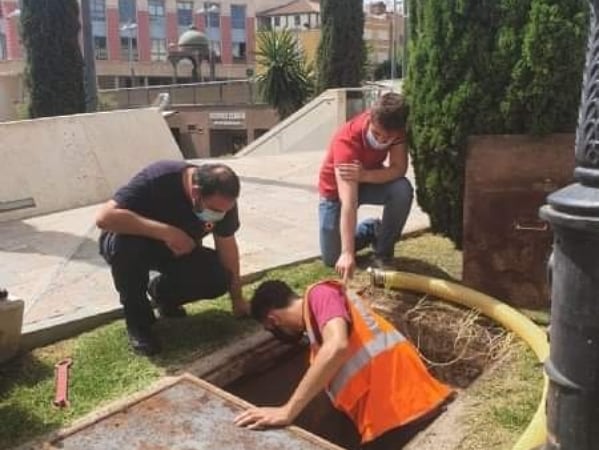 AyuntTOTANA's tweet photo. @PCivil_Totana acomete trabajos de revisión técnica en más de 150 hidrantes distribuidos por el casco urbano y el polígono industrial “El Saladar” #Totana  💦🛠🔩⚙️
▶️ https://t.co/AD4SqNezKx https://t.co/q7lzeNH1Wz