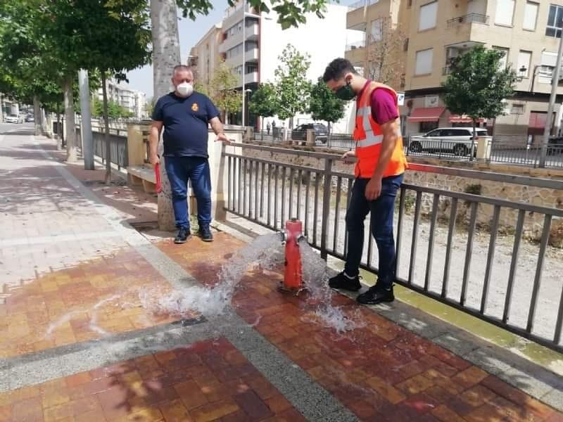 AyuntTOTANA's tweet photo. @PCivil_Totana acomete trabajos de revisión técnica en más de 150 hidrantes distribuidos por el casco urbano y el polígono industrial “El Saladar” #Totana  💦🛠🔩⚙️
▶️ https://t.co/AD4SqNezKx https://t.co/q7lzeNH1Wz