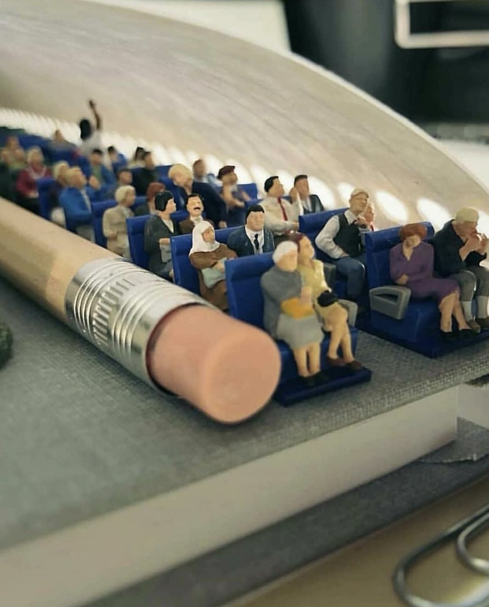 canalacultura's tweet photo. #Micro mundos y #escenarios ajenos a la actualidad, son parte de las creaciones a pequeña escala del artista #DerrickLin, quién busca llevar elementos de la #cotidianidad a sus micro #esculturas elaboradas de forma #manual https://t.co/F7gUXbUoW7