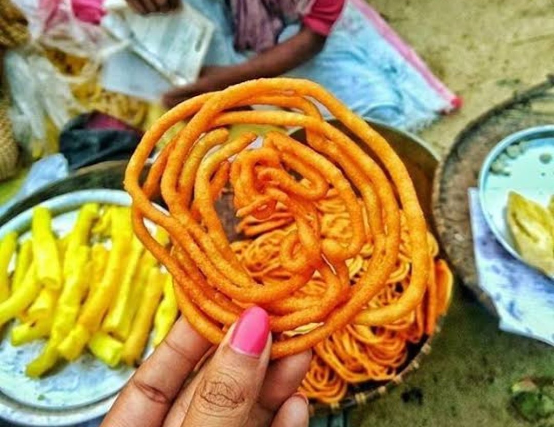 6. Jhilli: It's plain besan batter deep fried without adding any veggies. It's made with runny batter in Jalebi shape, very crispy n tastes yum with puffed rice. In short it's savory Jalebis