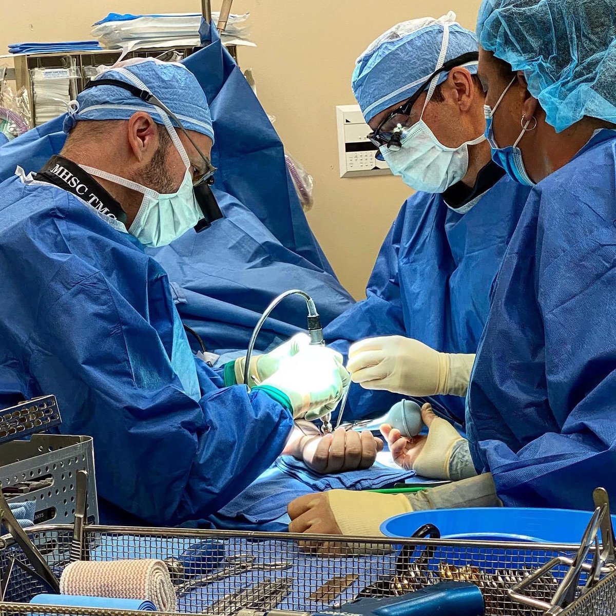 ortho_ut's tweet photo. COVID has us all soaking up a little more vitamin D these days, by enjoying what the great outdoors has to offer.
Dr. Dean Smith is pictured here fixing a wrist of a patient who had a bike accident ๐ฒ
#handsurgery #handsurgeon #orthopedics #ORChronicles https://t.co/sGVJnNUW9y