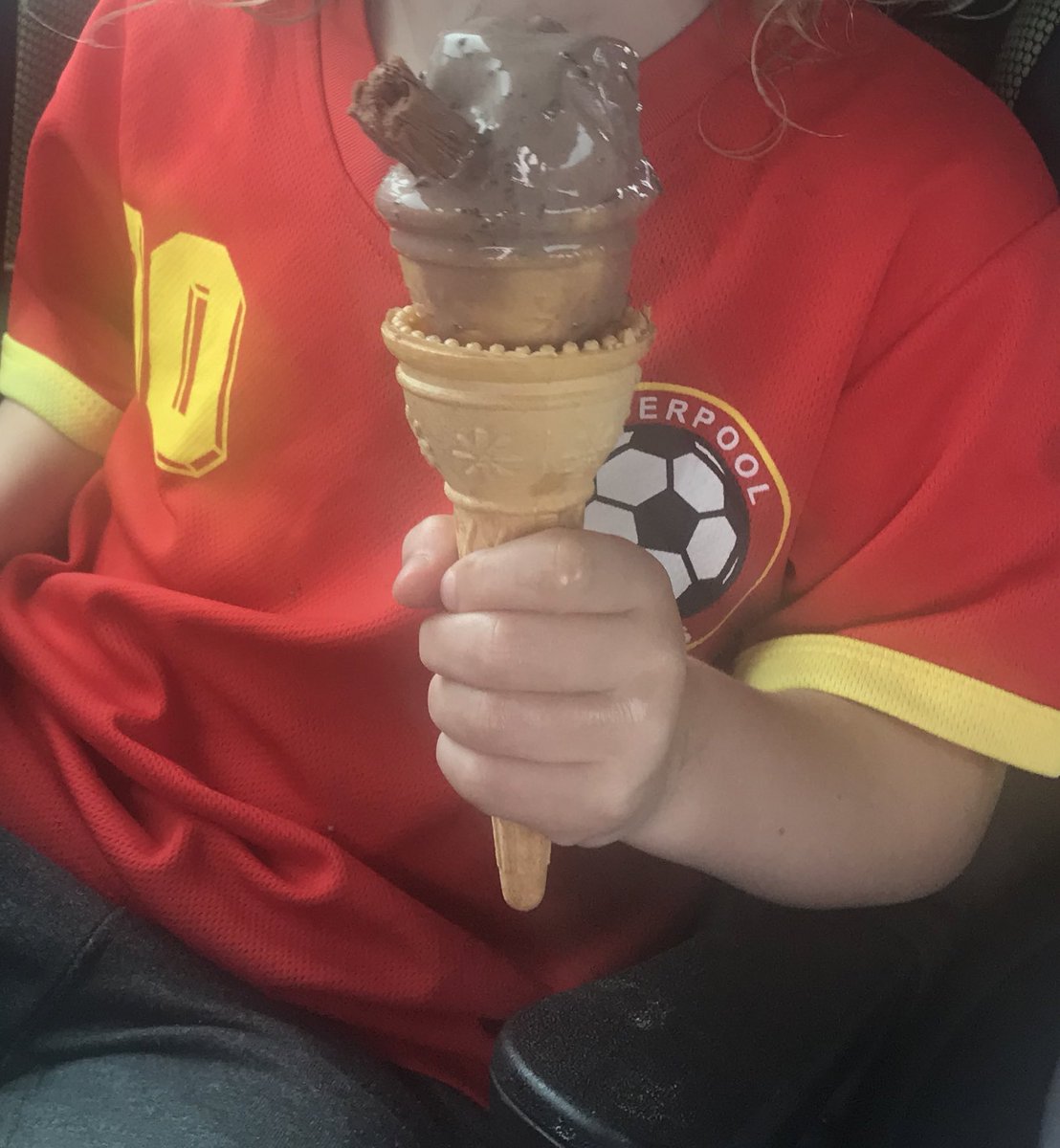 hmo13's tweet image. Dripping ice cream cone hack. I’ve cream man gave us an extra cone to double cone it! #genius #IceCreamHack #IceCream #DoubleCone