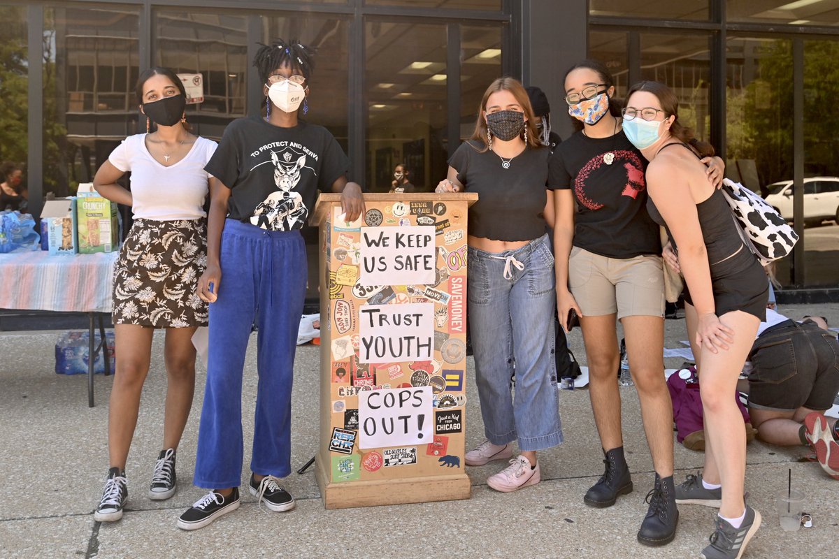 At Whitney Young HS with  @_KellyGarcia__ as students prep for a press conference. Last night the Local School Council voted 8-5 to keep SROs at WY. The citywide school board will vote again on  #PoliceFreeSchools 8/26.