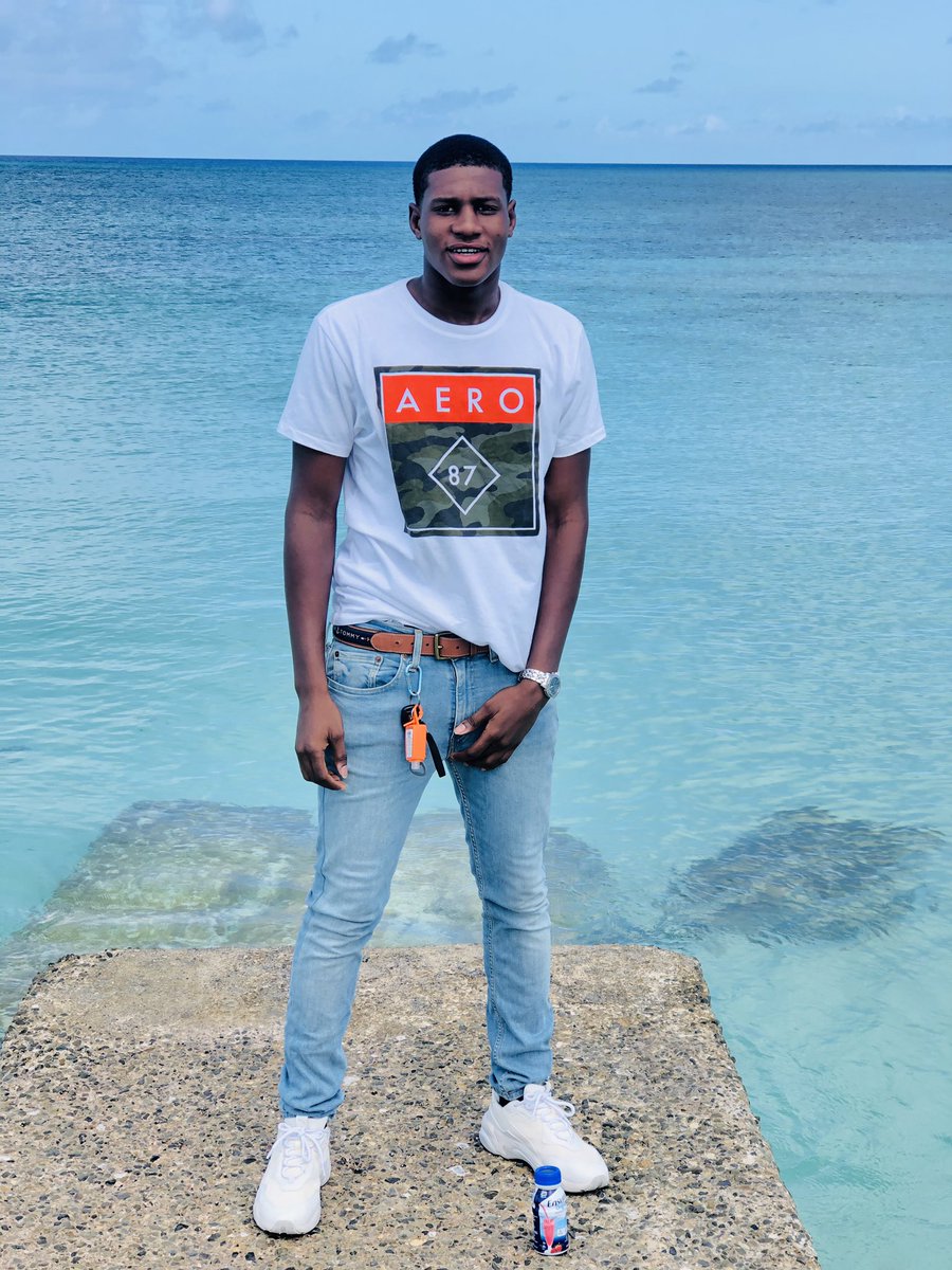 leykes1's tweet photo. I will stay this age until further notice ๐ฅณ๐ค
R.I.P to the young ones that didnโt get to see 2๏ธโฃ0๏ธโฃ๐๐๐ฝ
#ThankGodForEverything #wavykarly #weout #RipGlo https://t.co/vTWfVvxs9h
