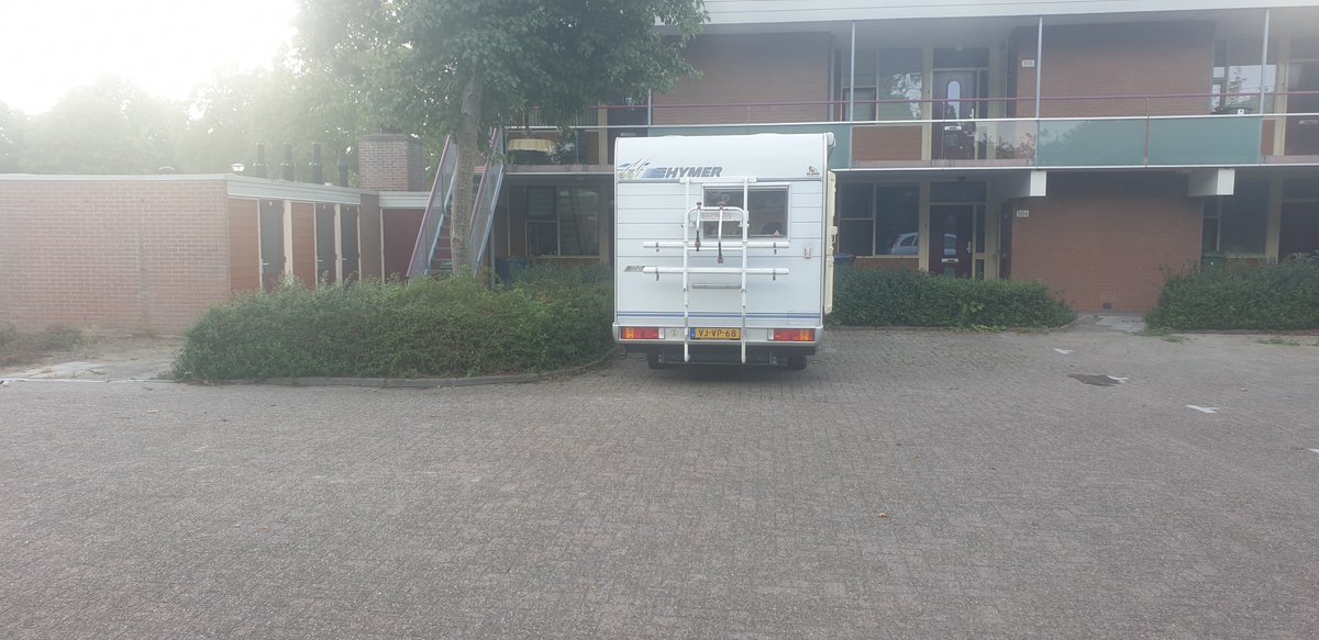 ppelstra's tweet photo. @gem_apeldoorn dit kan toch niet de bedoeling zijn. Stroom naar de camper trekken door de hele straat heen. https://t.co/FBheGEwcmZ
