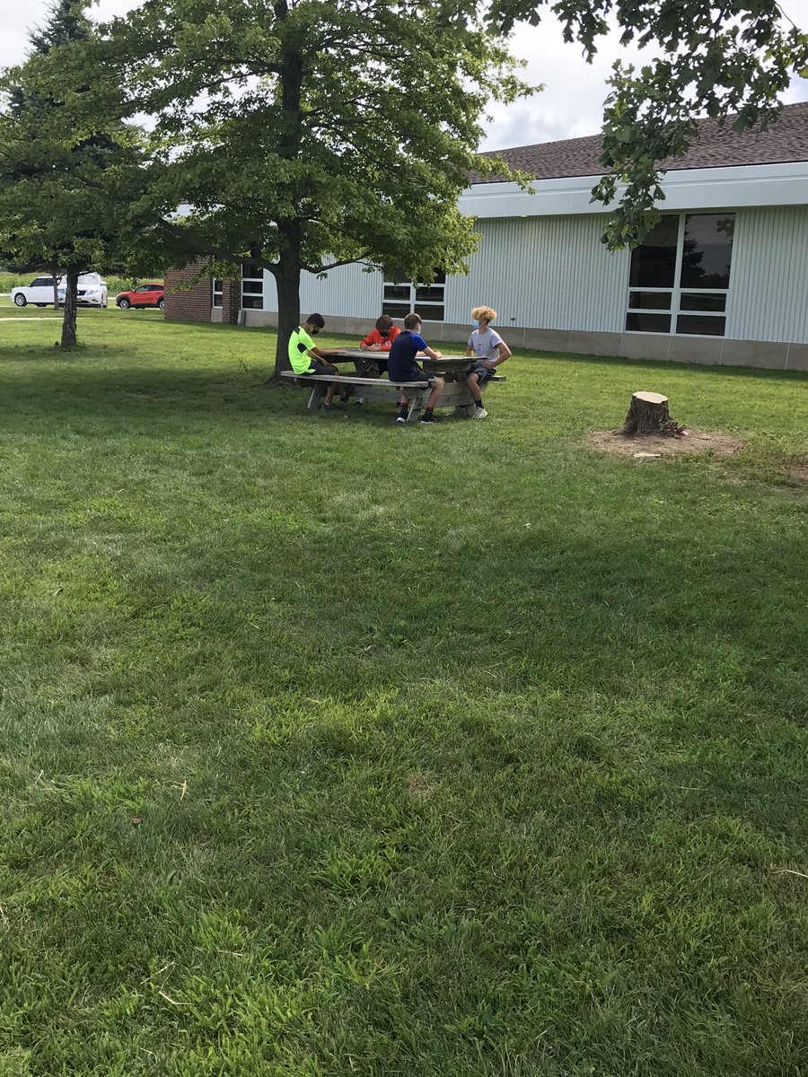 bvkkids's tweet image. A beautiful day to be outside brainstorming lists of what #theHuskyway looks like in science! #msscience #wearehuskies